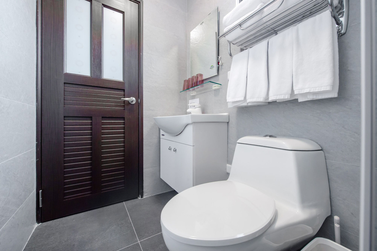 Bathroom 3, Dragonfly Travel Photography, Taitung