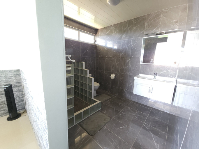 Bathroom 5, AUTE