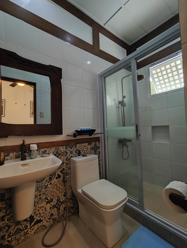 Bathroom 4, Paradores Del Castillo, Taal