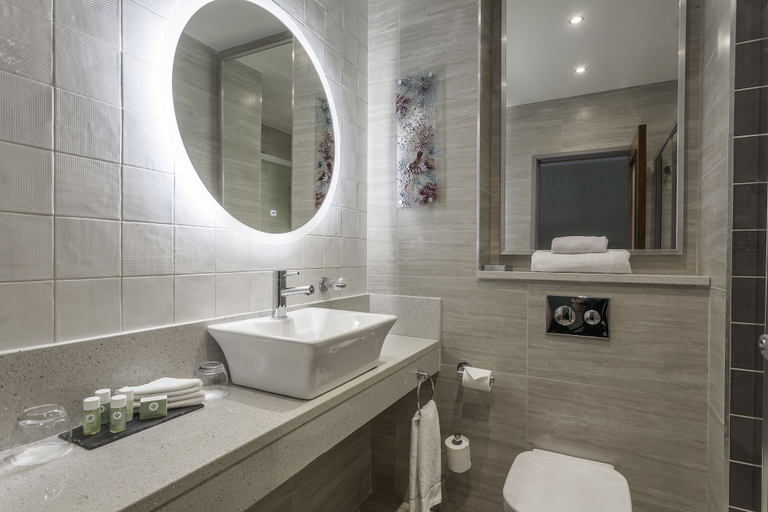 Bathroom 4, Clontarf Castle Hotel, Dublin