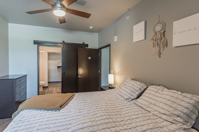 Room 3, Spacious 2BR Suite W/patio Near Iowa State, Story