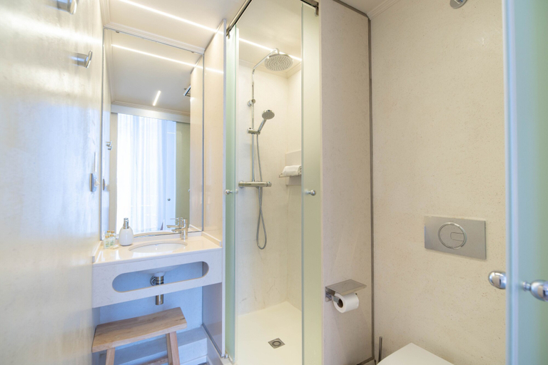 Bathroom 4, Feelathome Casa Bertrand, Barcelona