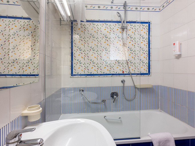 Bathroom 5, Hotel San Pietro, Brescia