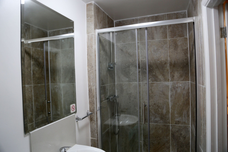 Bathroom 3, ATZ&H Inn, Essex
