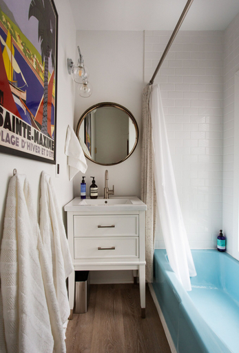 Bathroom 4, The Yarra, Sullivan
