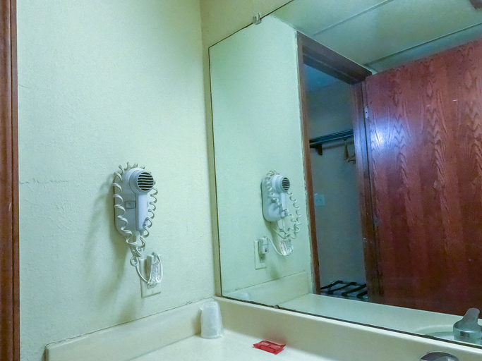 Bathroom 4, Salina Inn, Saline