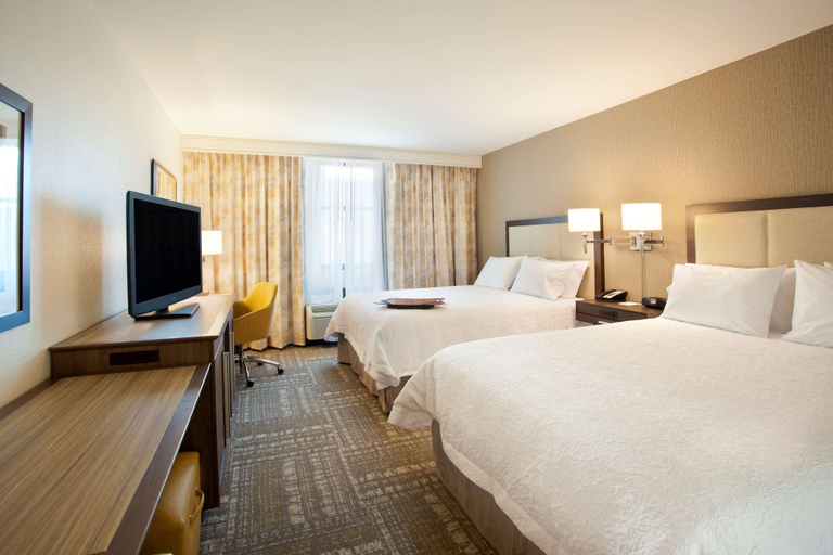 Bedroom 3, Hampton Inn & Suites Minneapolis / Downtown, Hennepin