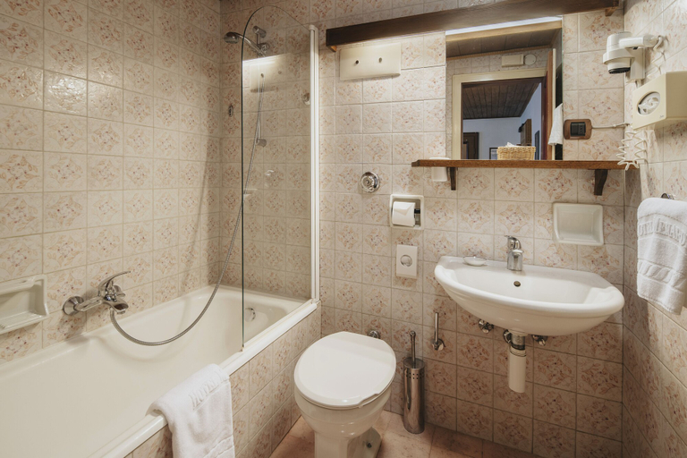 Bathroom 4, Hotel Menardi, Belluno