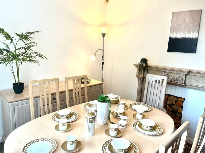 Others 4, Spacious Family Home, Salford