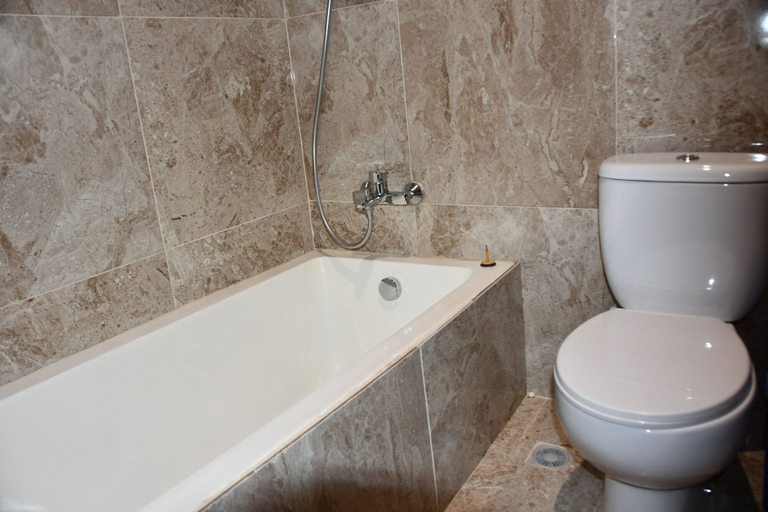 Bathroom 2, Raffin Royal Lodge, Asuogyaman