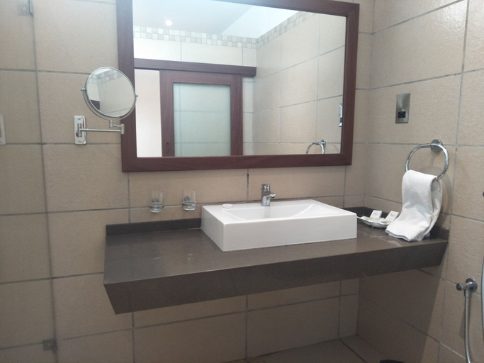 Bathroom 5, Travellers Beach Hotel & Club, Kisauni