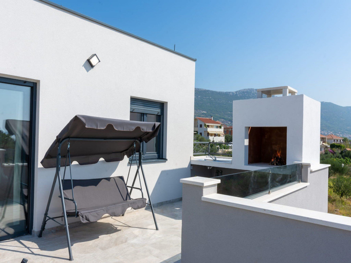 Others 5, Villa Infinity, Kaštela