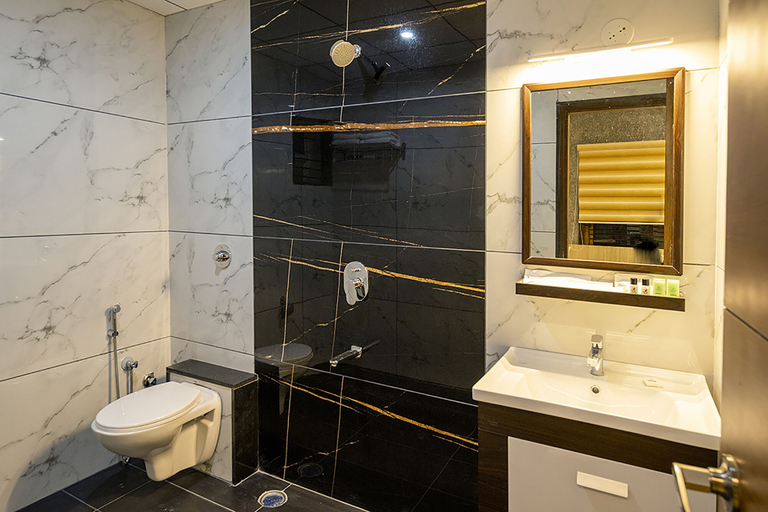 Bathroom, Fabhotel The Leela Park, Bangalore