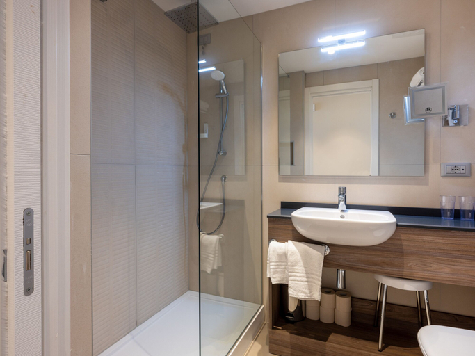 Bathroom 4, Hotel Cristina, Brescia