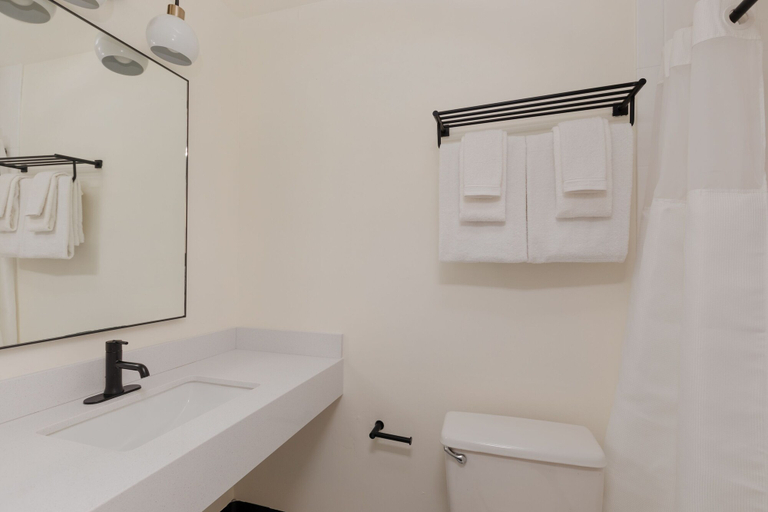 Bathroom 3, Dupont Circle Embassy Inn by FOUND, Washington D.C.