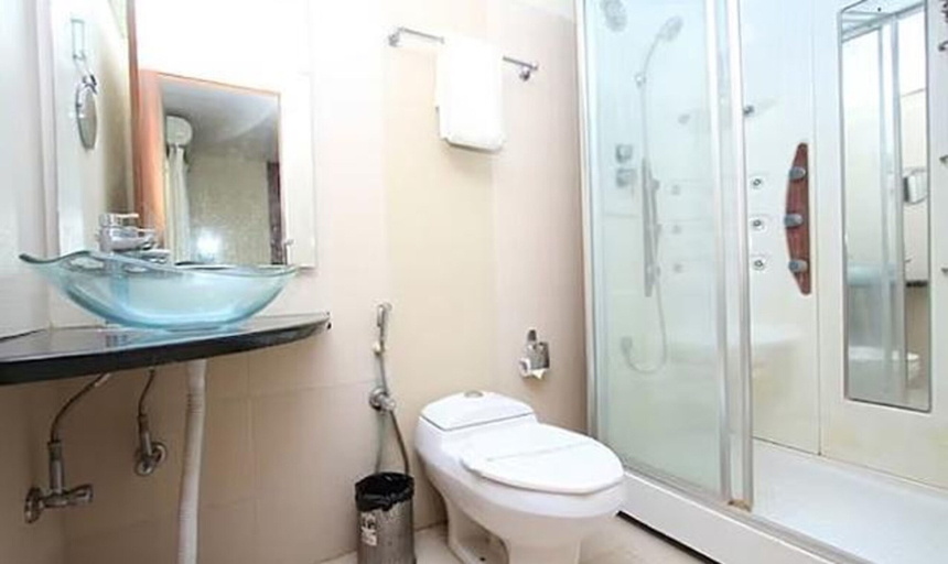 Bathroom 2, Fabhotel Prime Le Palace, Thiruvallur