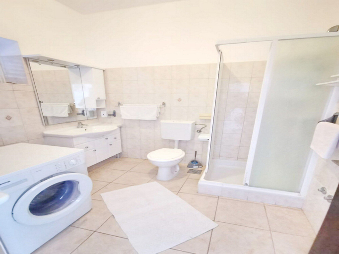 Bathroom 3, Bertie's Lodge, Smokvica