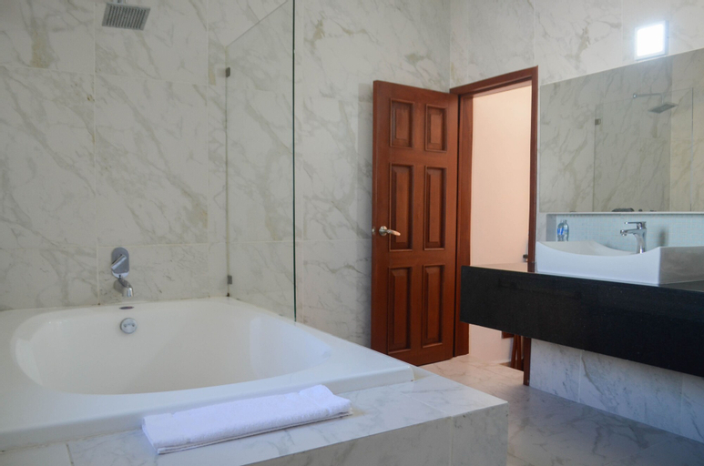 Bathroom 28