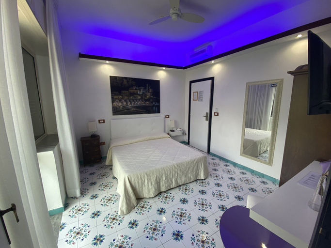 Bedroom 2, Hotel Vietri Coast, Salerno