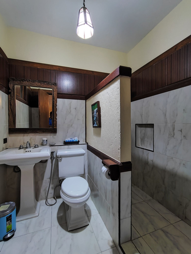 Bathroom 4, Paradores Del Castillo, Taal
