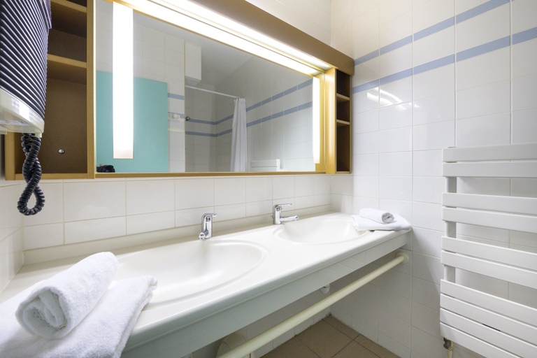 Bathroom 4, Village Club Les Balcons des Pyrénées, Haute-Garonne