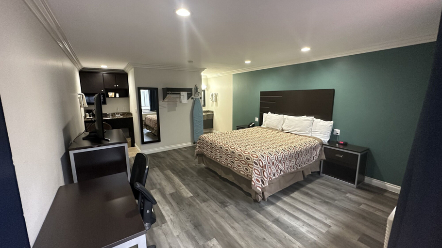 Bedroom 2, Garden Inn & Suites, Los Angeles