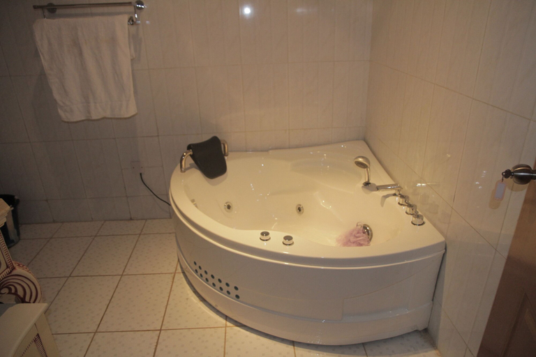 Bathroom 4, Occasions, Western Urban