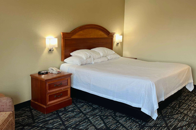 Bedroom 2, Baymont by Wyndham Troy, Pike