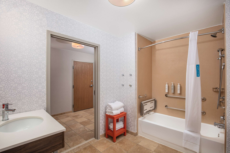 Bathroom 4, Hampton Inn Medford, Jackson