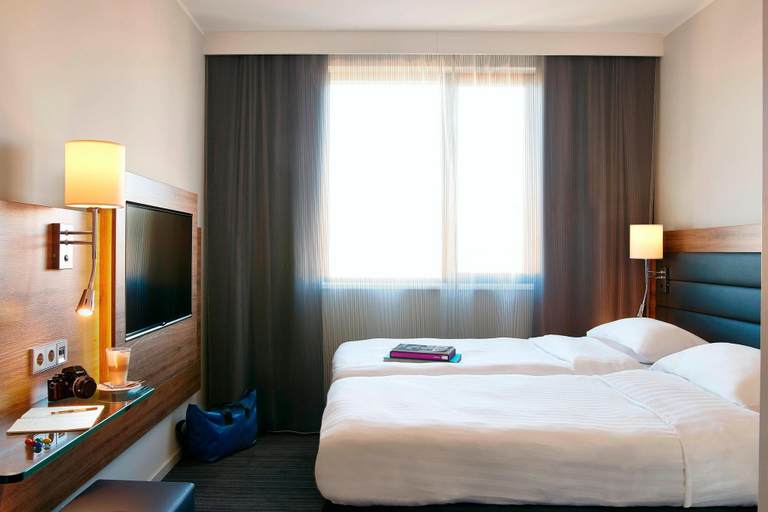 Bedroom 3, Moxy Berlin Ostbahnhof, Berlin