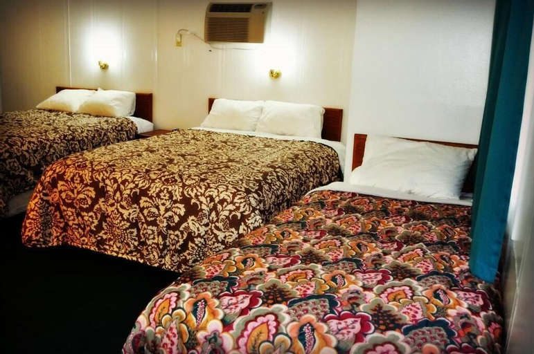 Bedroom 4, Town House Motel & Pool near Mt. Rushmore, Pennington