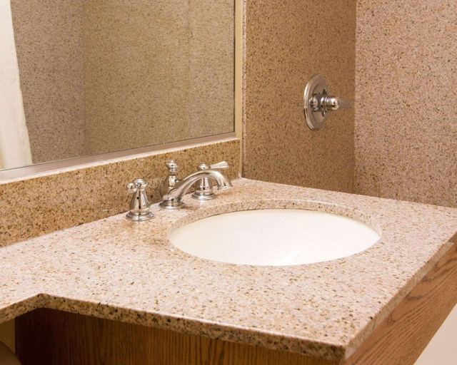Bathroom, Econo Lodge Portland Downtown, Multnomah