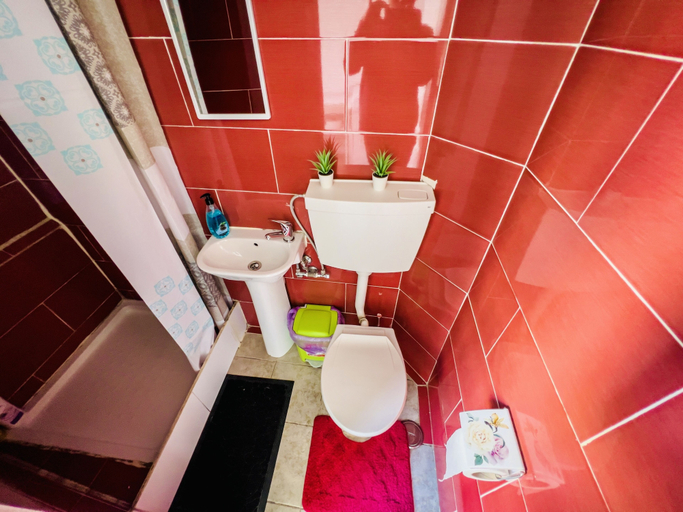 Bathroom 5, FORTUNE GUESTHOUSE, Lisbon