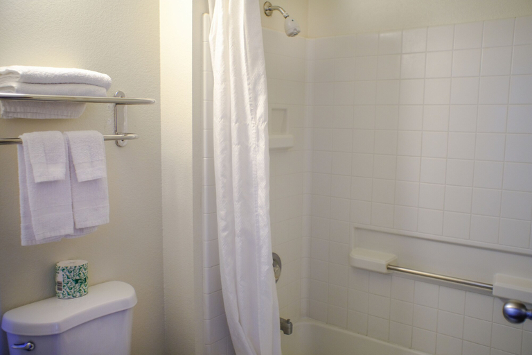 Bathroom 5, Budget Inn and Suites, San Joaquin