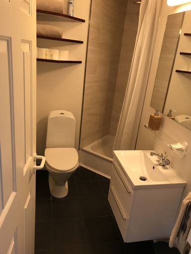 Bathroom 3, Steinaskjól Apartments - Strandgata, Akureyri