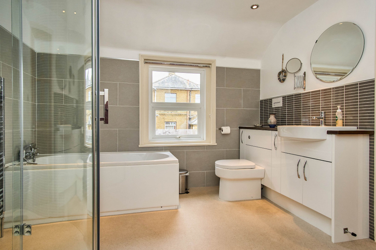 Bathroom 3, Lyndean, Isle of Wight