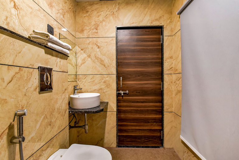 Bathroom, FabHotel Dosa Plaza, Udaipur