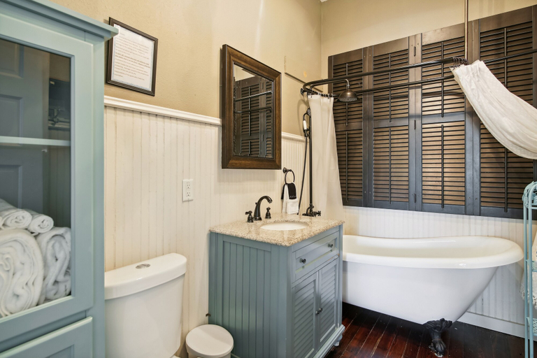Bathroom 4, The Big Kahuna Top, Galveston
