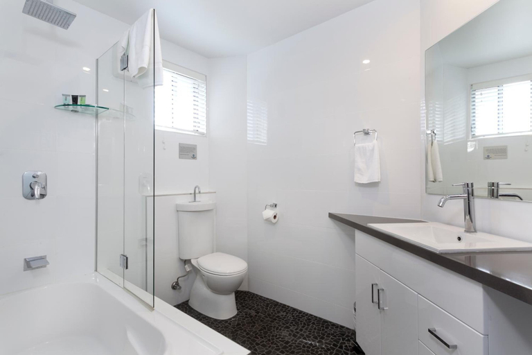 Bathroom 5, Merewether Motel, Newcastle - Inner City
