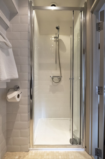 Bathroom 5, The Ship at Dunwich, Suffolk