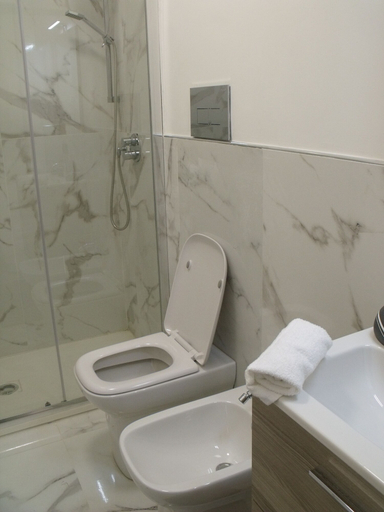 Bathroom 5, Hotel Plaza Ungheria, Palermo