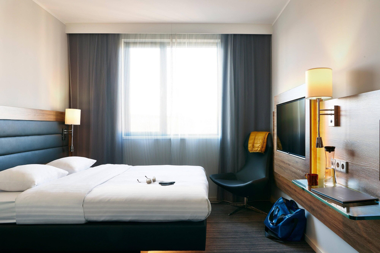 Bedroom 5, Moxy Berlin Ostbahnhof, Berlin