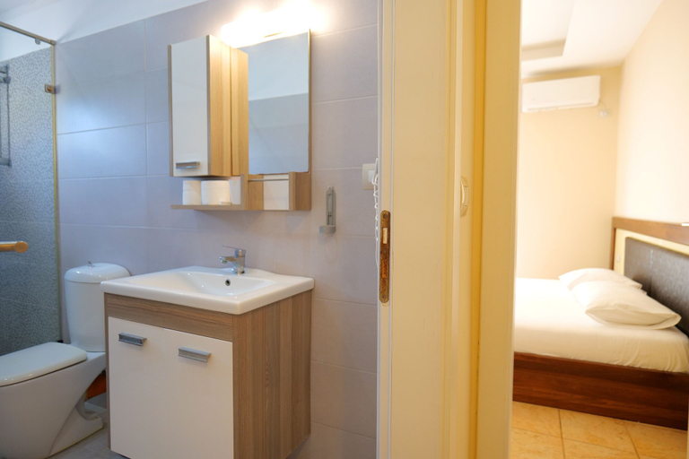 Bathroom 5, Hotel Jali, Vlorës