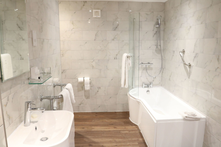 Bathroom 3, Winstanley House, Leicester