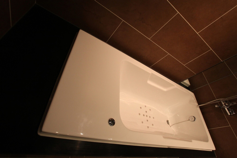 Bathroom 14