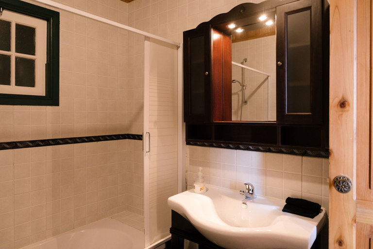 Bathroom 4, Adegas do Pico, São Roque do Pico