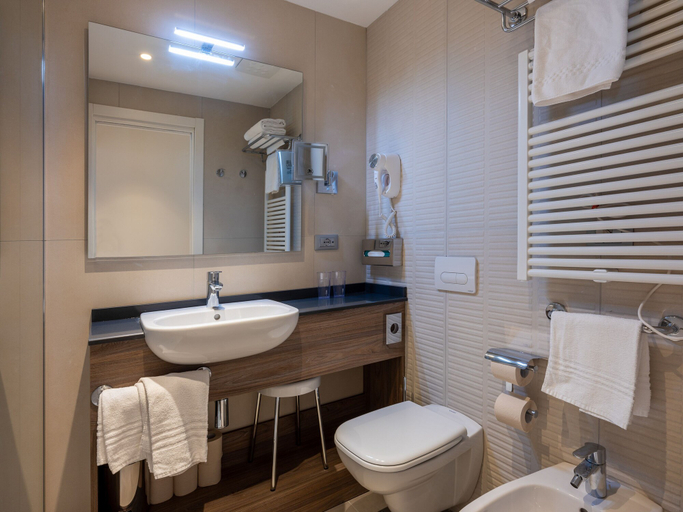 Bathroom 4, Hotel Cristina, Brescia