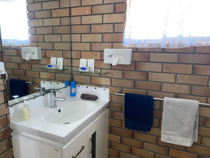 Bathroom 3, City View Motel Warwick, Warwick - Central