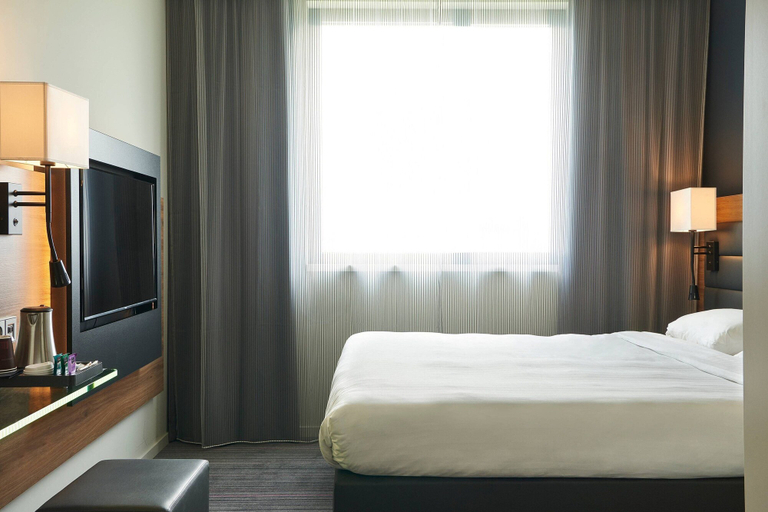 Bedroom 3, Moxy Berlin Ostbahnhof, Berlin