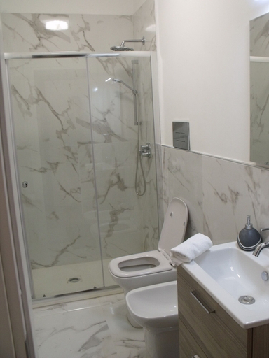 Bathroom 5, Hotel Plaza Ungheria, Palermo